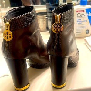 BROWN -Gold. Size 7 M . Small platform. Some scratches